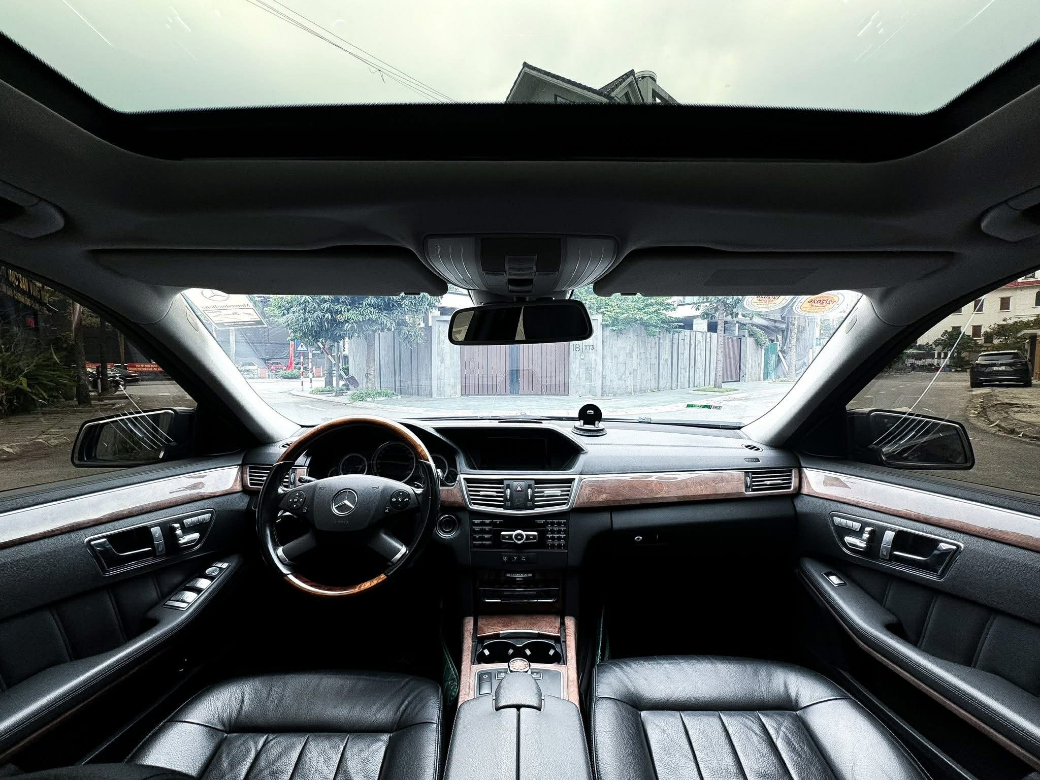 Mercedes E300 2011&nbsp;Đẹp Zin lăn bánh 11&nbsp; vạn km biển hà nội&nbsp;